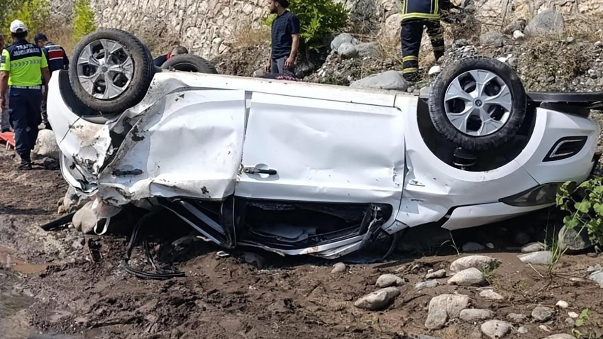 Adana’da otomobil dereye uçtu: 2 ölü, 1 yaralı