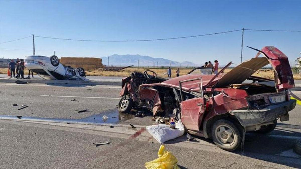 U dönüşü yapan otomobile araç çarptı 2’si çocuk 6 kişi yaralandı