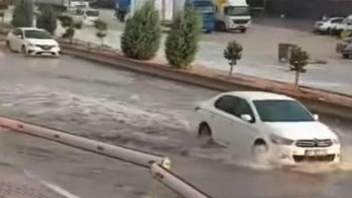 Fırtına etkili oldu sağanak yağış cadde ve sokakları göle çevirdi