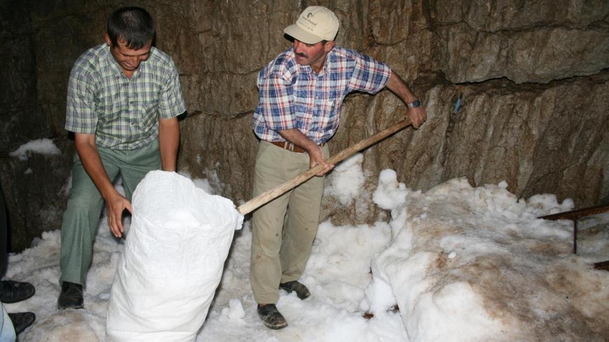 Antalya'da yörüklerin asırlık geleneği! Kar obruklarında saklıyorlar