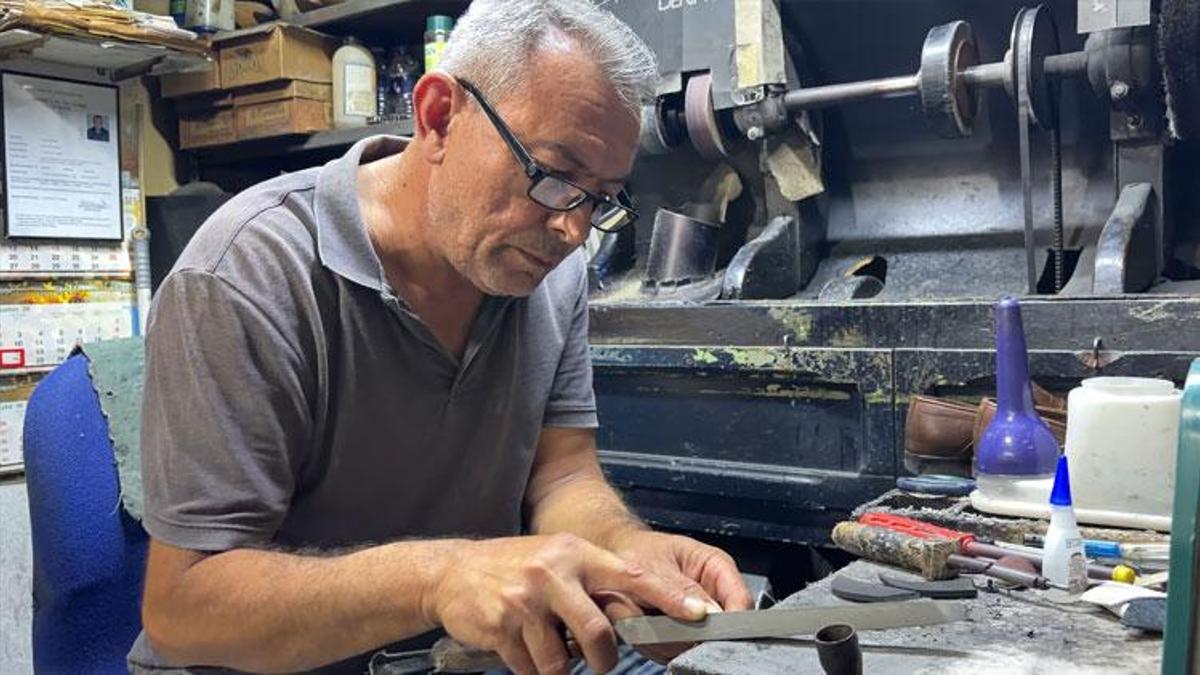 Babasından miras kalan mesleği 43 yıldır yaşatıyor! Üretimin her aşamasını elleriyle yapıyor