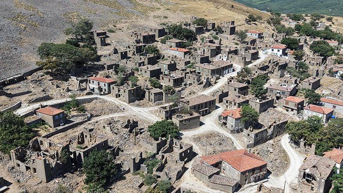Gökçeada'da zamanın durduğu köy: 250 yıllık hayalet Dereköy havadan görüntülendi