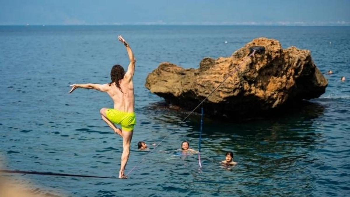 Antalya'da deniz üstünde yürüdüler: Herkes ayağa kalktı