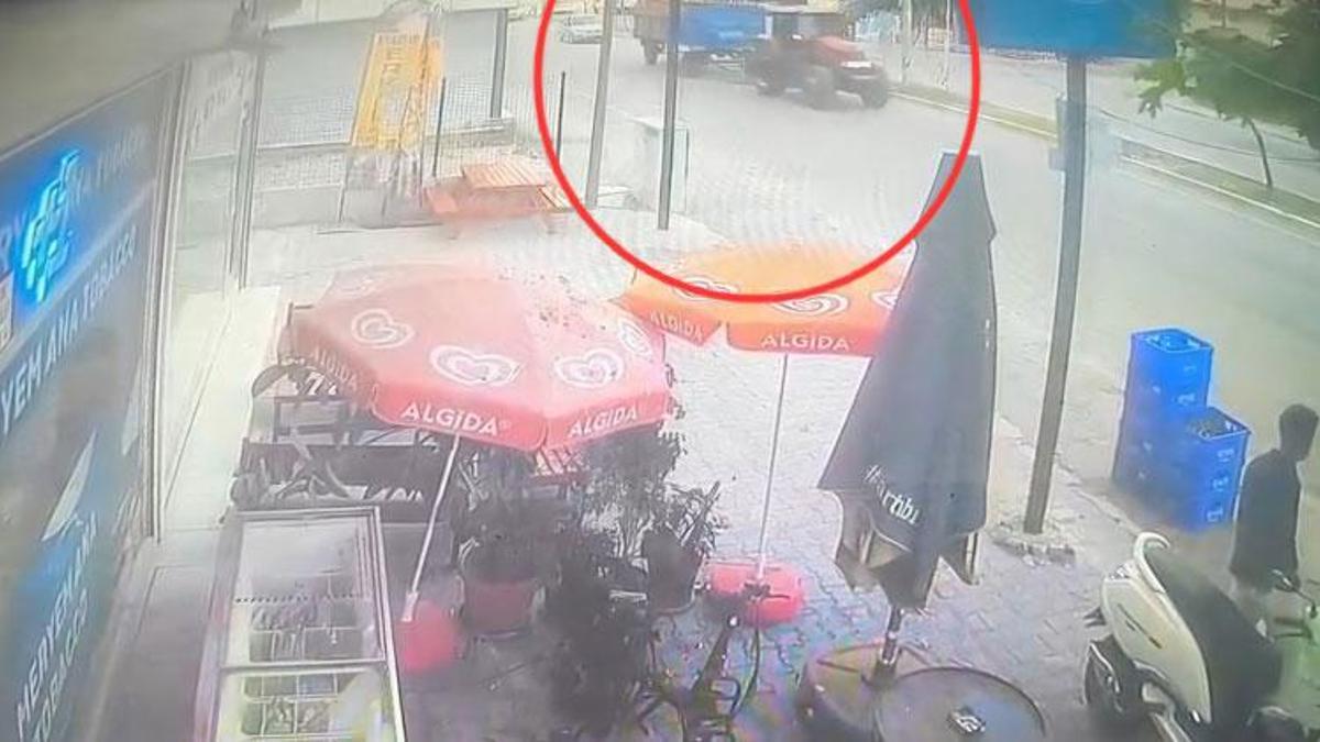 Traktörden ayrılan römork 2 kişiye çarptı; kaza anı kamerada