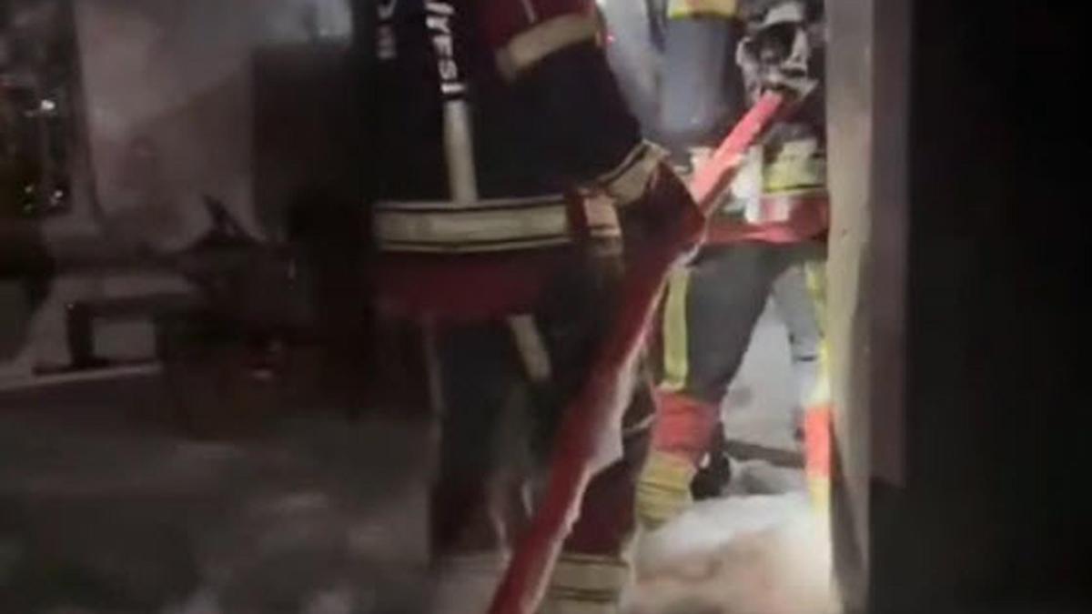 Bodrum katında yangın çıktı; üst katlarda mahsur kalanları itfaiye kurtardı