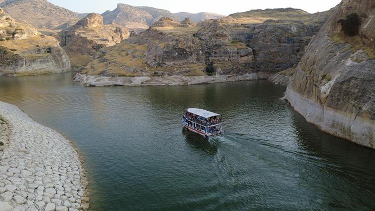 Hasankeyf'i 8 ayda 52 bin kişi ziyaret etti: Ilısu Baraj Gölü'ndeki tekne turlarına binlerce turist akın etti!