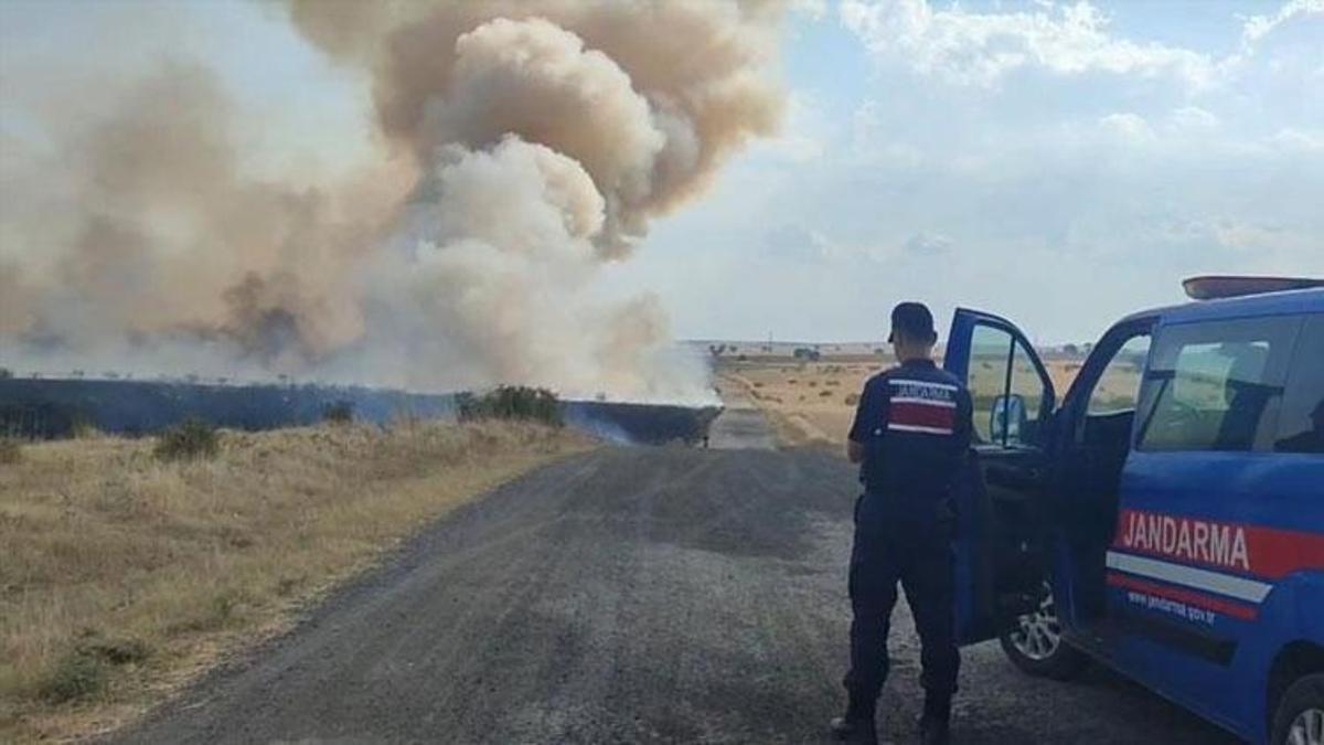 Merada çıkan yangının yoğun dumanı trafiği durma noktasına getirdi