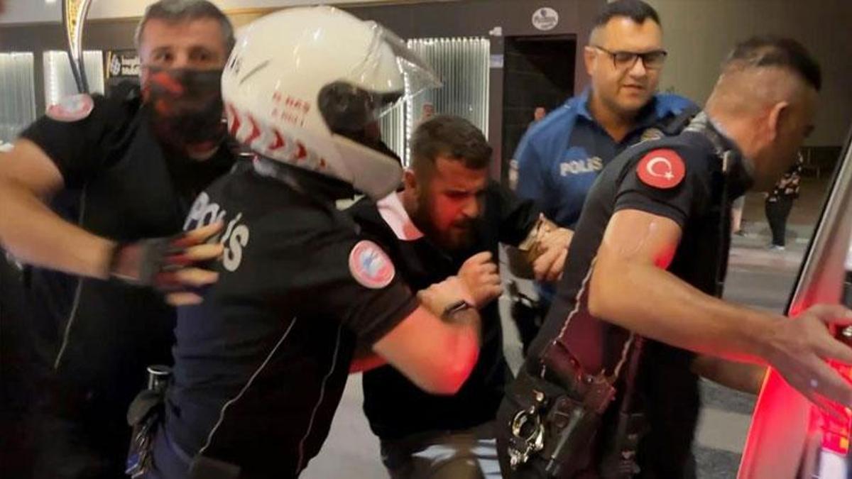 Kavga sonrası biri oynayarak, diğeri zorla gözaltına alındı
