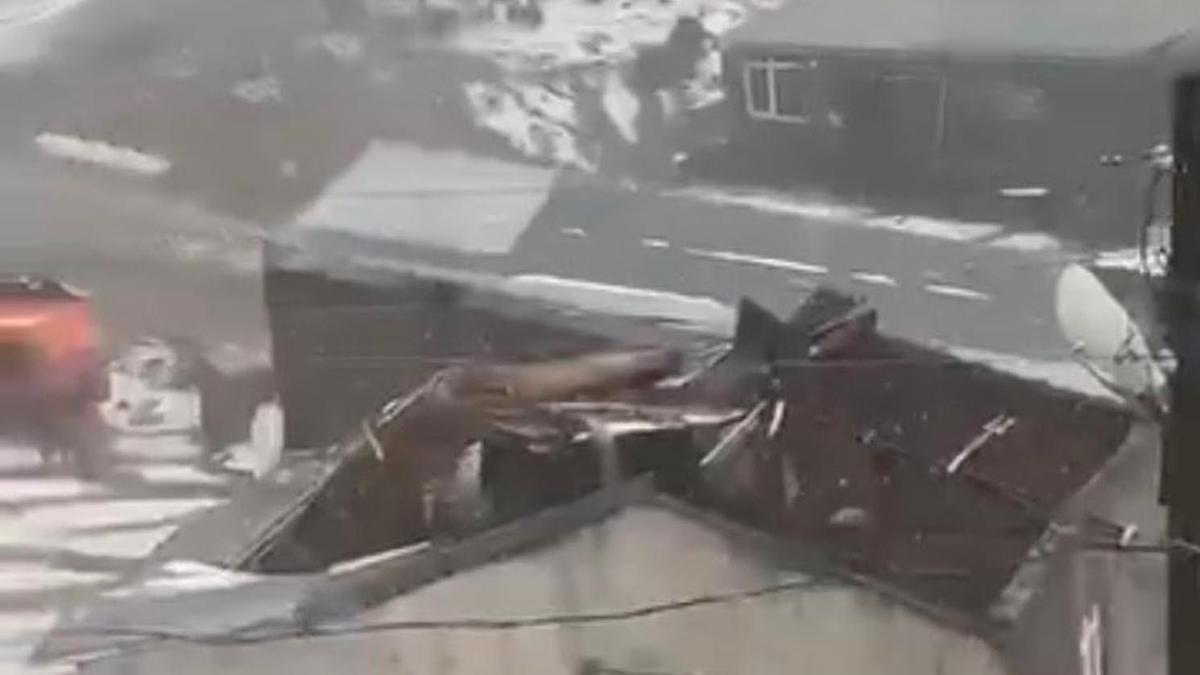 Çıldır’da şiddetli dolu ve fırtına: 20’den fazla evin çatısı uçtu