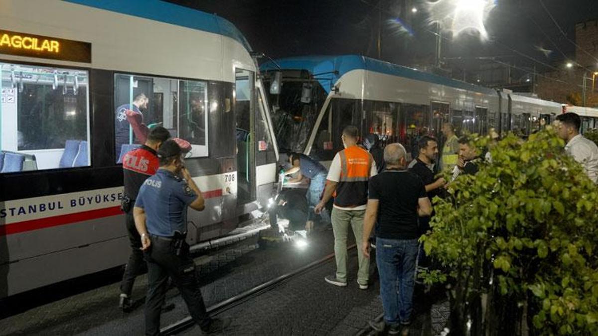 İki tramvayın kafa kafaya çarpıştığı kazada 9 kişi yaralandı
