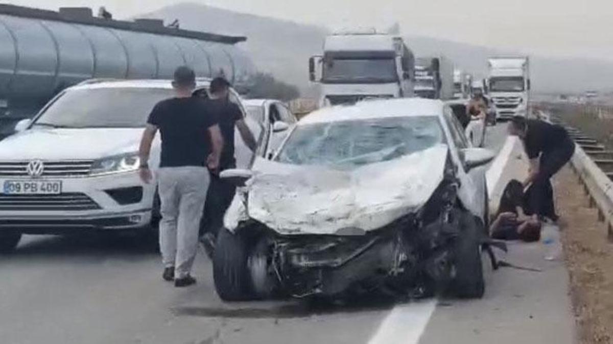 Kontrolden çıkan otomobil önündeki tıra ve bariyerlere çarptı