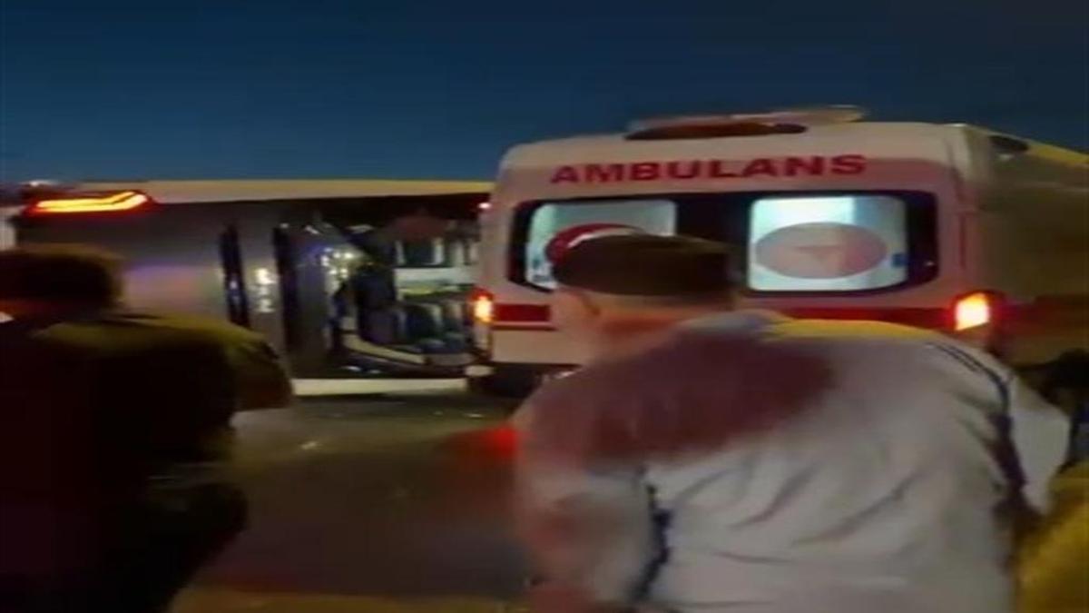 Büyükçekmece'de korkunç kaza: Servis otobüsü devrildi, 18 yaralı