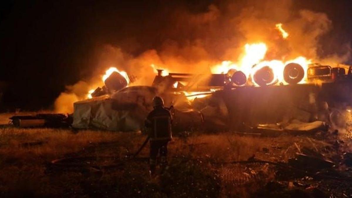 Çorum'da devrilen TIR alev aldı