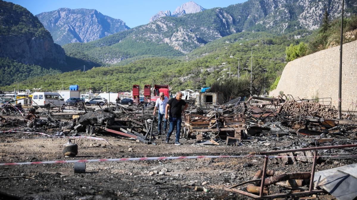 Antalya Balıkçı Barınağı’ndaki yangında, 20’den fazla tekne yandı / Ek fotoğraflar
