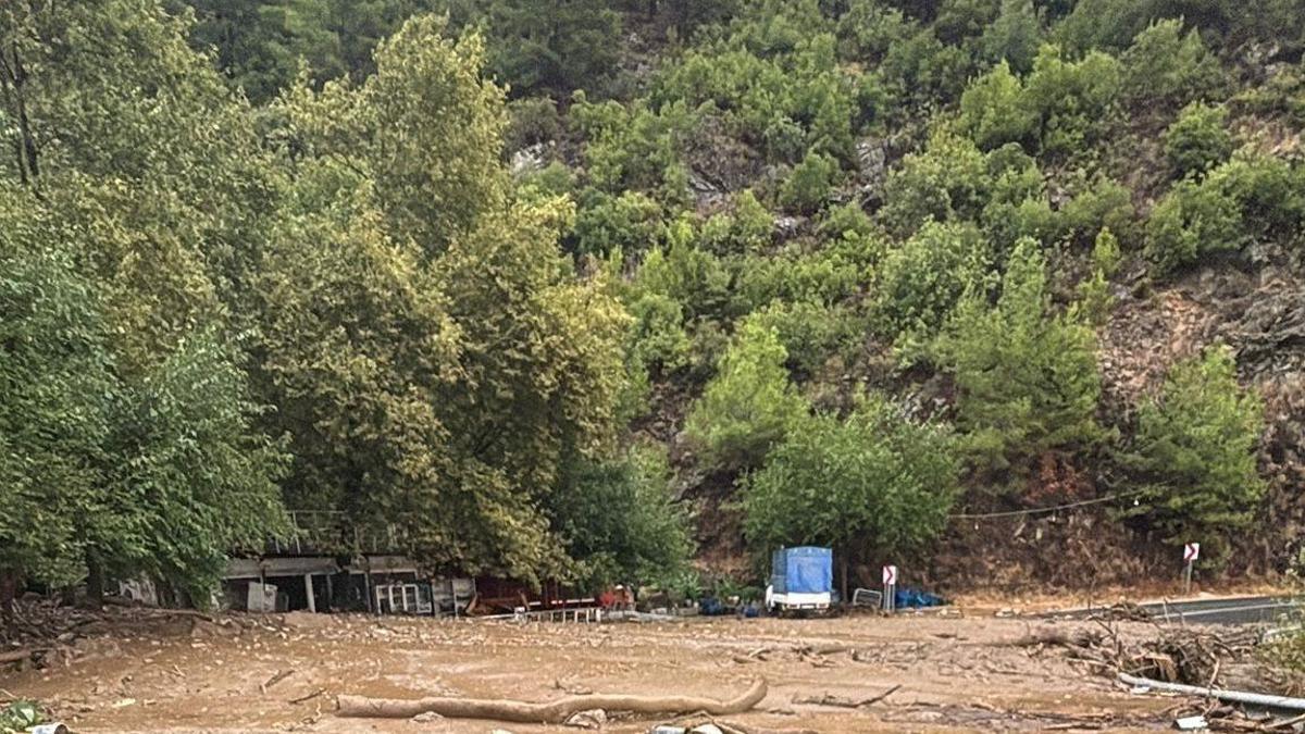 Mersin-Antalya yolu heyelan nedeniyle ulaşıma kapandı