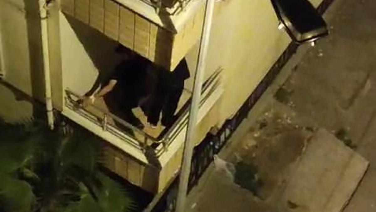 Bahçelievler’de balkona tırmanıp eve giren hırsızları polis suçüstü yakaladı