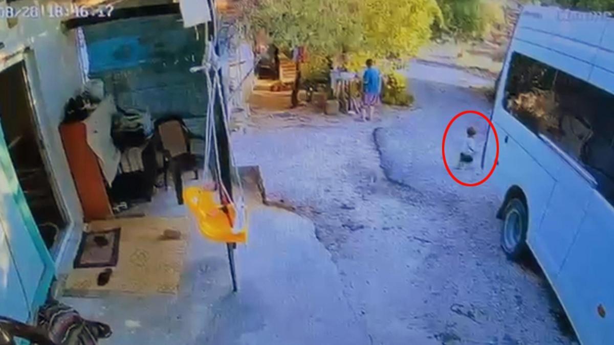 Babasının kullandığı minibüsün altında kalan Yakup Emir’in cenazesi toprağa verildi