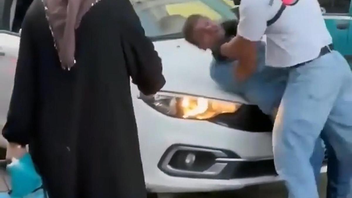Yol verme tartışmasında motokurye, otomobil sürücüsünü kaputa yatırıp defalarca yumrukladı