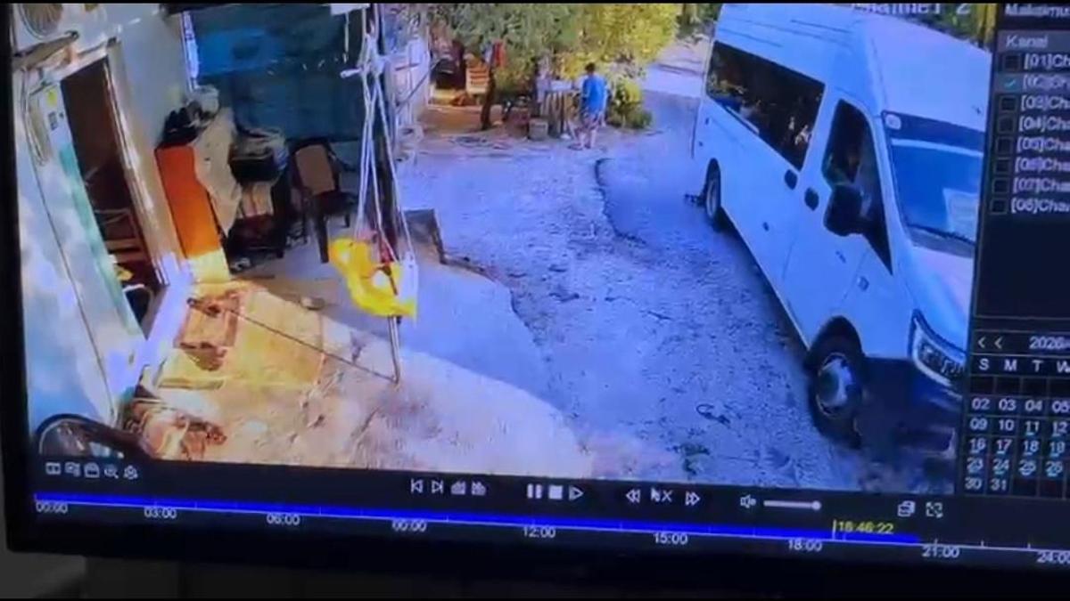 Minibüsle geri manevra yaparken oğlunun ölümüne neden oldu