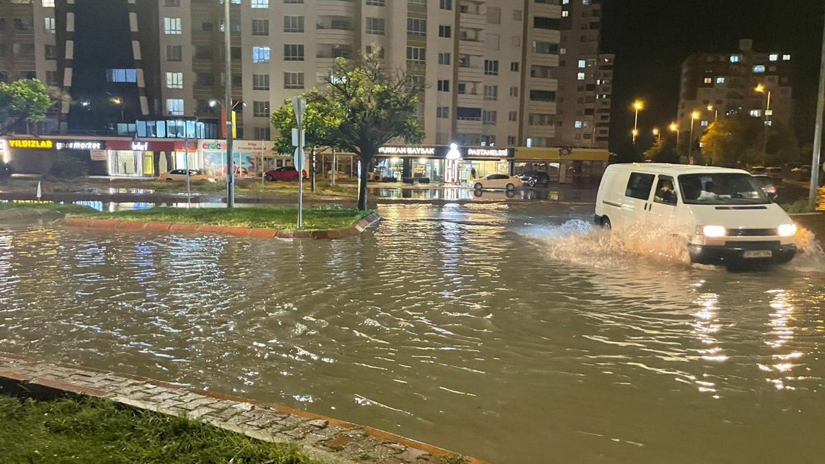 Kayseri'de sağanak sele dönüştü; yollar göle döndü