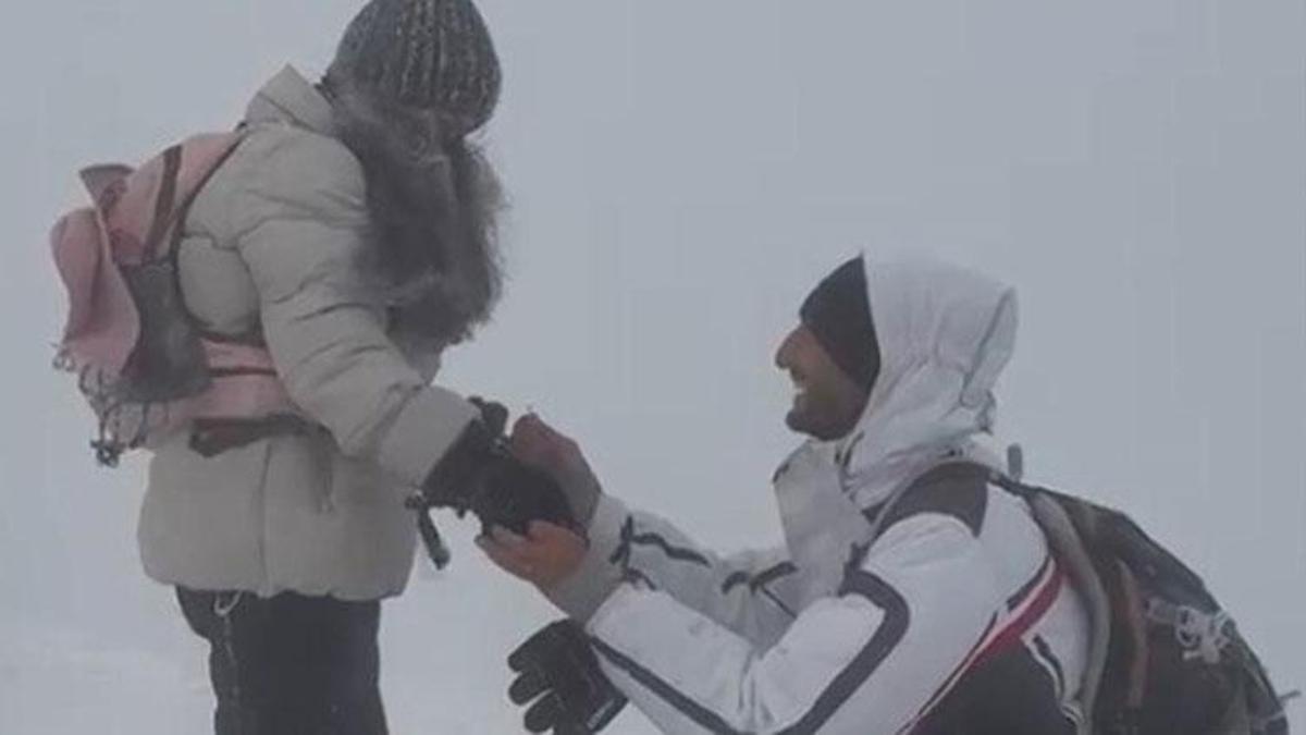 Ağrı Dağı zirvesinde Ermeni gençlerden evlilik teklifi