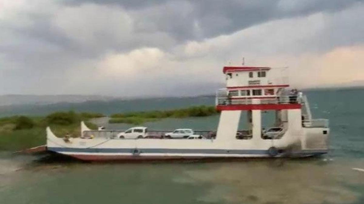 Şiddetli fırtına feribotun iskeleyeye yanaşmasına izin vermedi