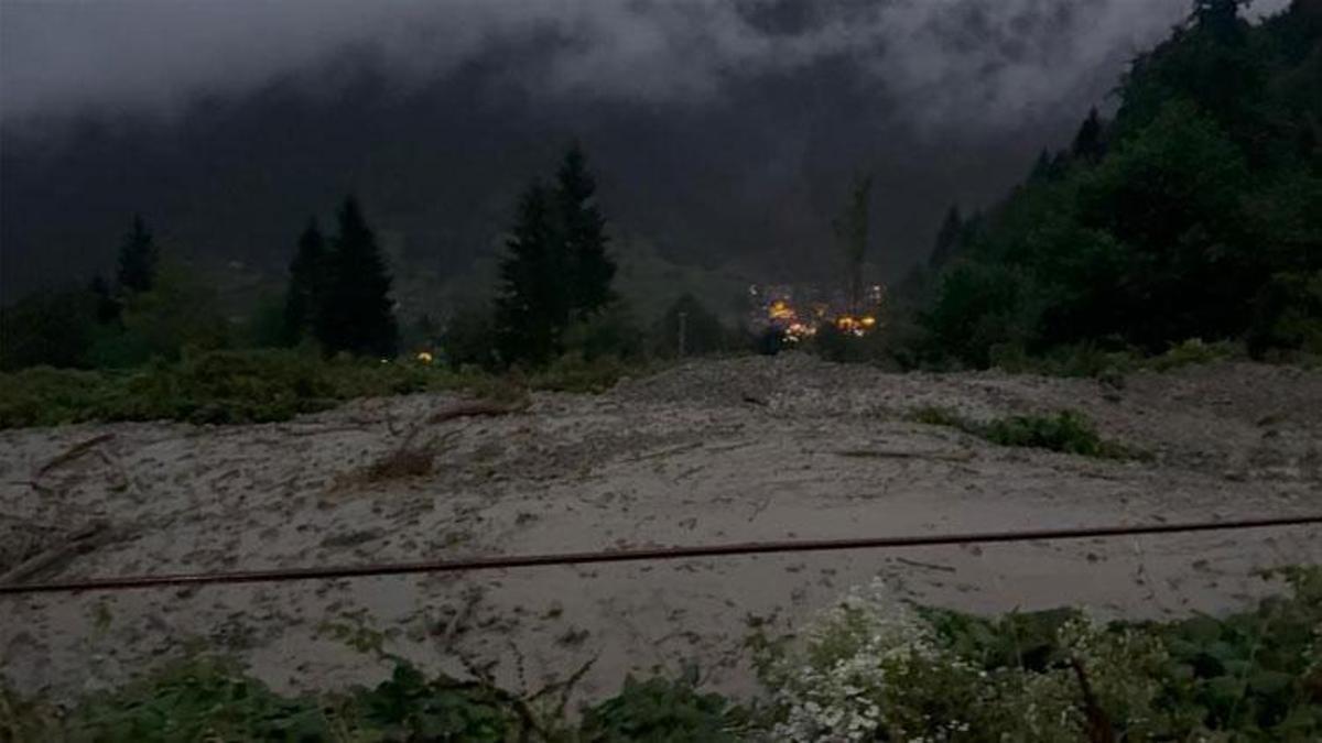 Trabzon’da aşırı yağış dereyi taşırdı, yol ulaşıma kapandı