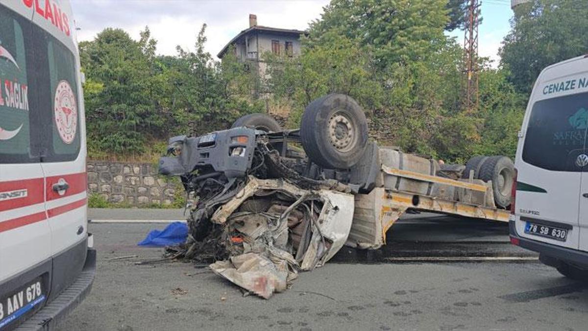 Bartın-Karabük yolunda meydana gelen feci kazada 2 kişi hayatını kaybetti