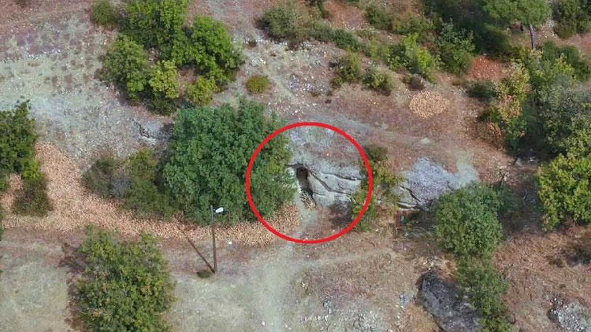 Doğal kaya oluşumunun altındaki türbe görenleri şaşırtıyor