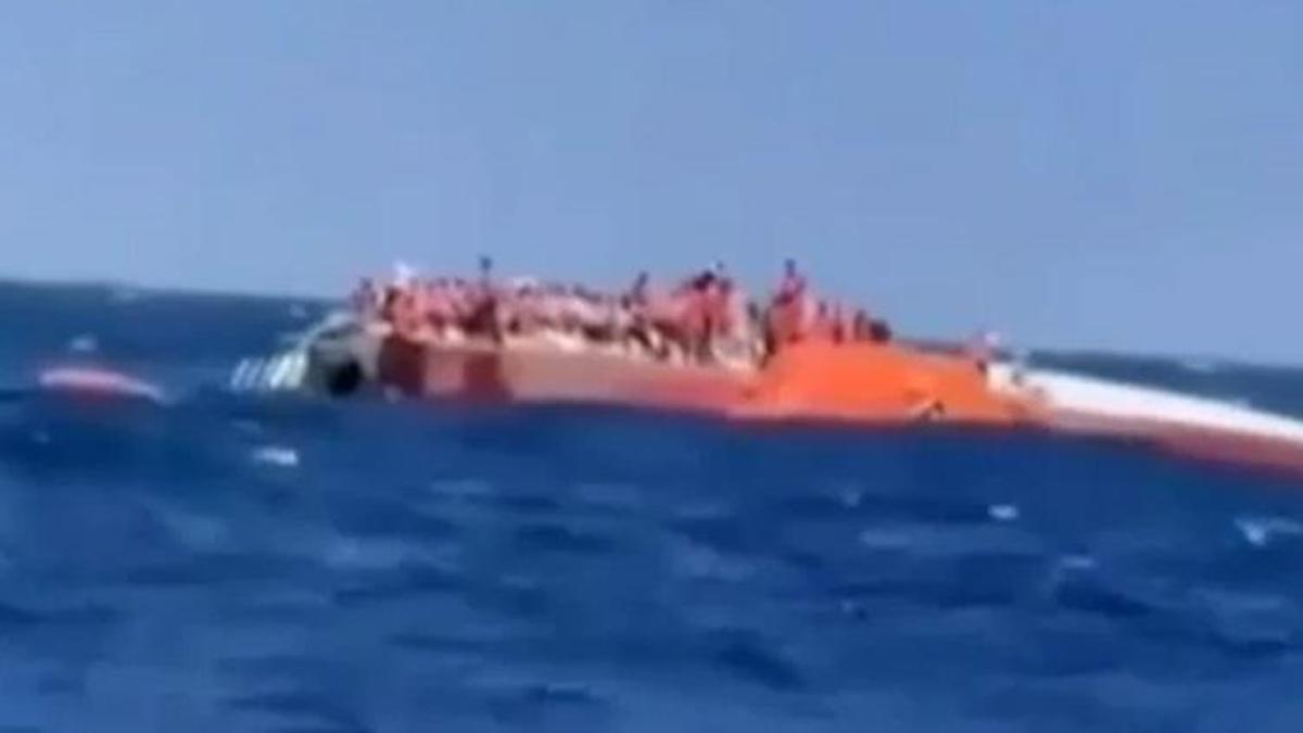 Girne'de yüzlerce kişiyi taşıyan gemi alabora oldu! KKTC Başbakanı Ünal Üstel: 'Çok üzgünüz can kayıplarımız var'