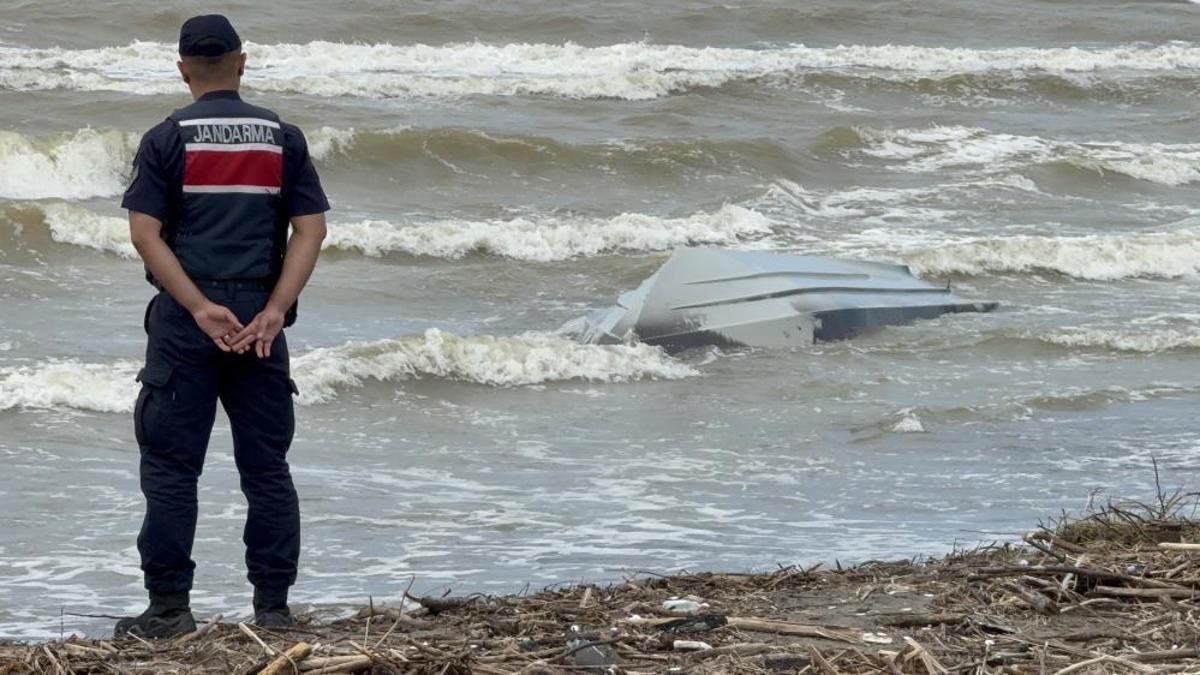 Samsun'da sahile vurmuş insansız deniz aracı bulundu