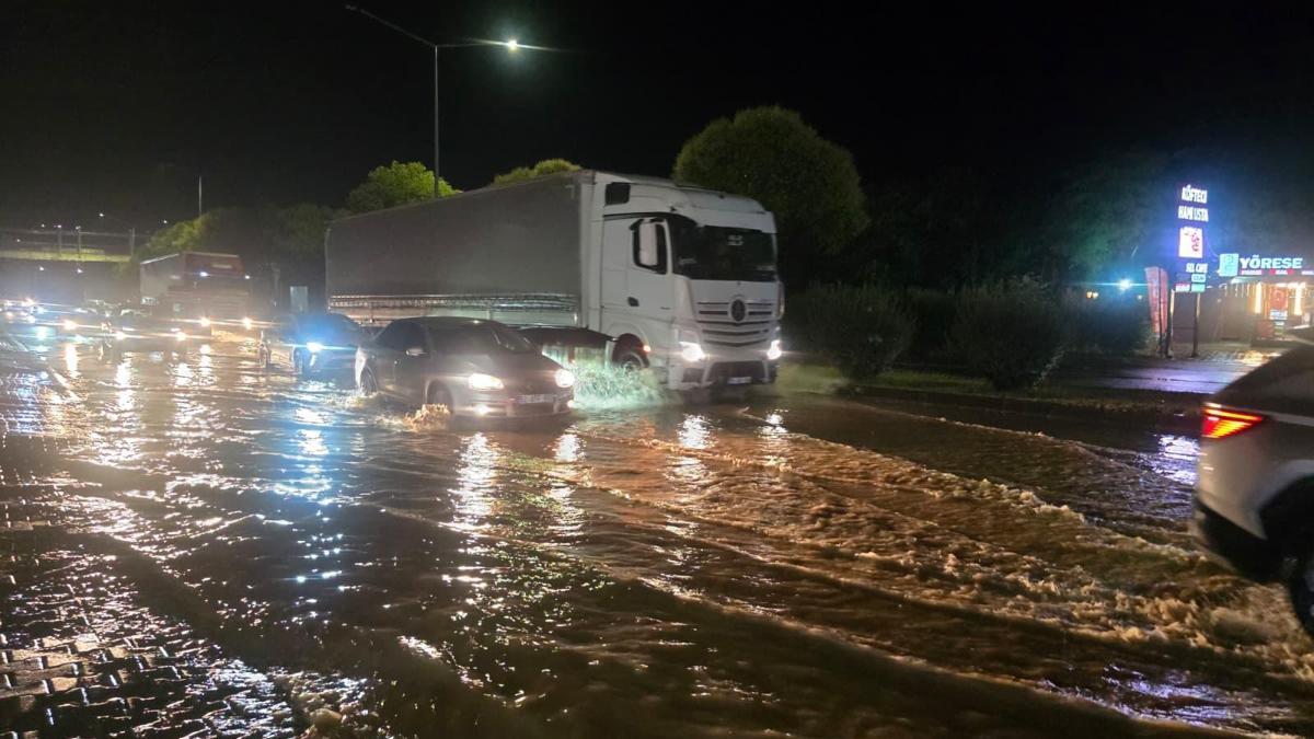 Ordu'da kuvvetli sağanak yağış ulaşımı felç etti