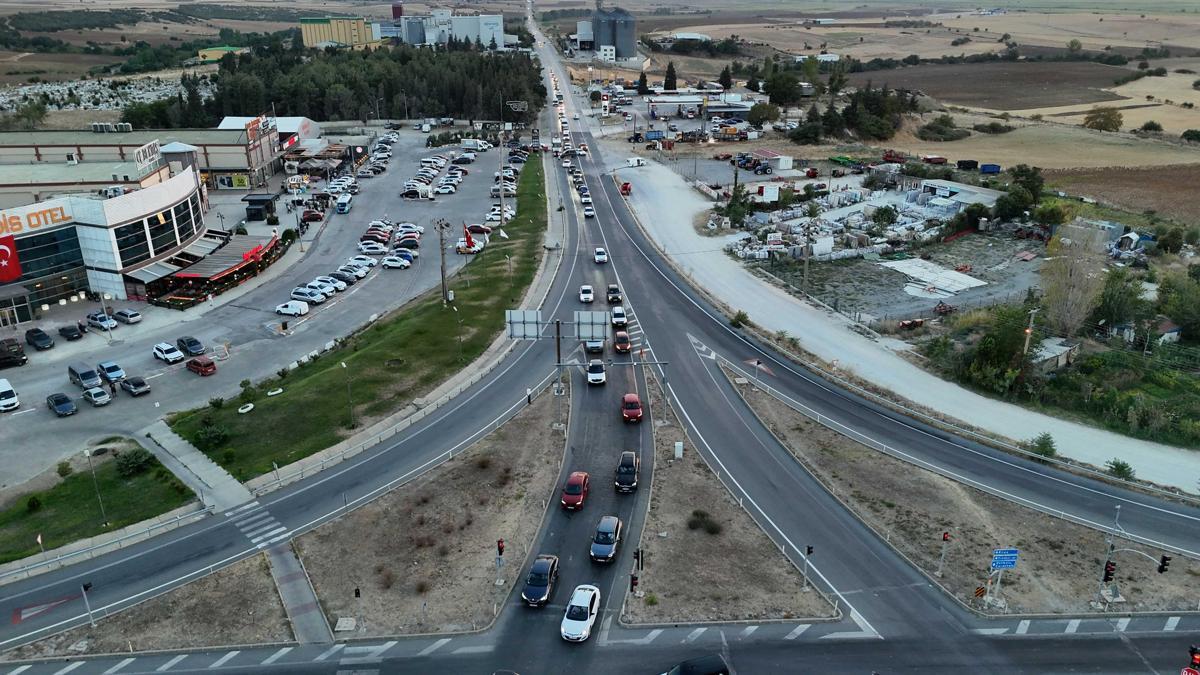 Edirne’de tatilciler sahillerden dönüşte uzun araç kuyrukları oluşturdu
