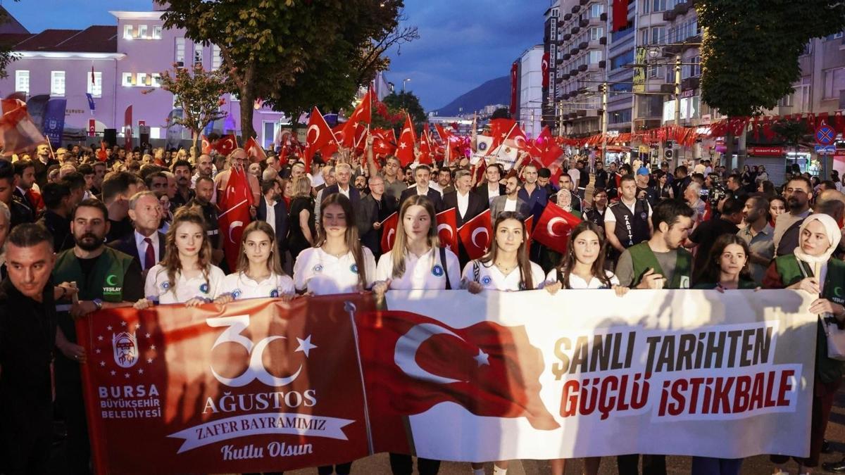 Bursa’da 30 Ağustos Zafer Bayramı kutlamaları Elif Buse Doğan konseriyle sona erdi
