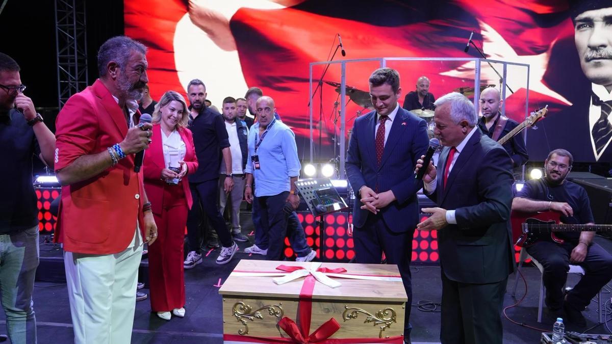 Şarkıcı Hakan Altun’a sahnede ‘çeyiz sandığı’ hediye edildi