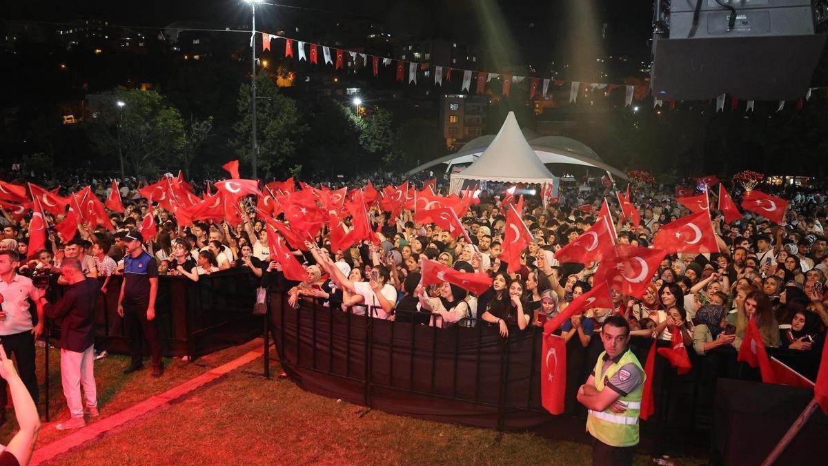 Sadabad Kültür Yolu Festivali’nde Alişan sahne aldı