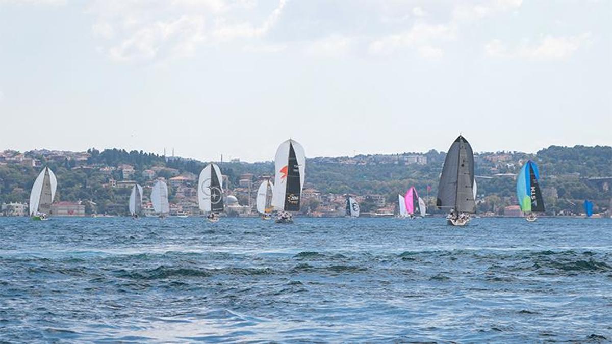 İstanbul Boğazı’nda 30 Ağustos coşkusu yaşandı