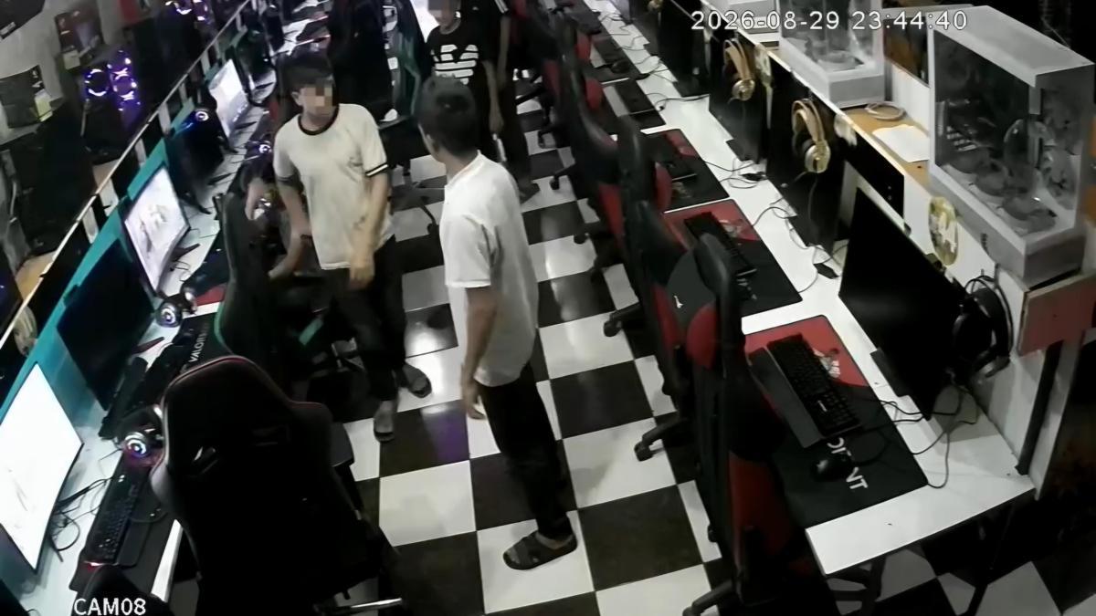 İnternet kafede çocukların bıçaklı kavgası kamerada: 1 yaralı