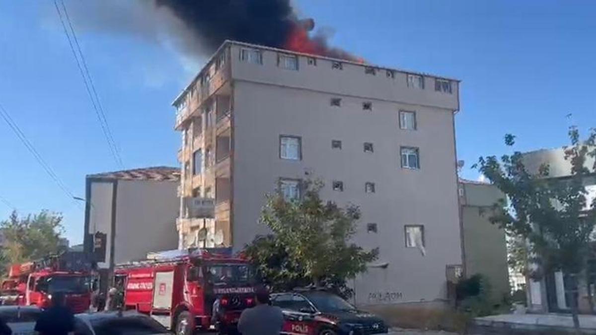 Ataşehir'de 5 katlı binada korku dolu anlar! Alevler bir anda her yeri sardı