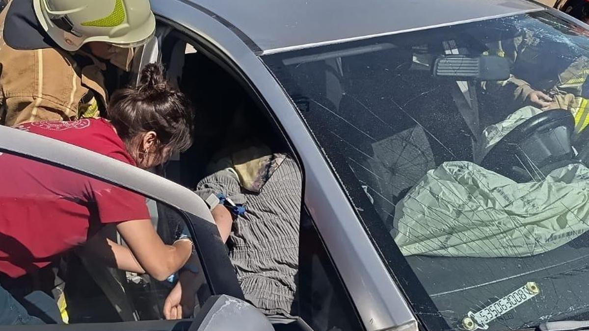 Otomobil bariyerlere çarpıp, refüje düştü; 1’i ağır 3 yaralı