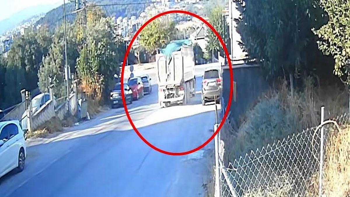 Şoförünün kontrolünü yitirdiği hafriyat kamyonu 2 otomobile çarparak evin bahçesine düştü