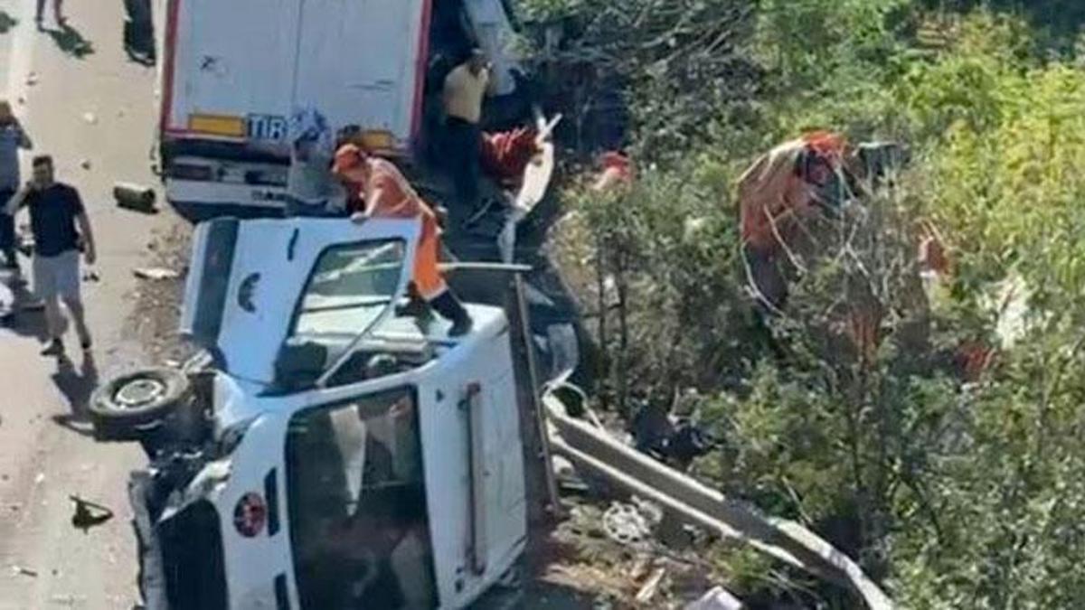 Otoyolda bakım aracına çekici çarptı 3 kişi yaralandı
