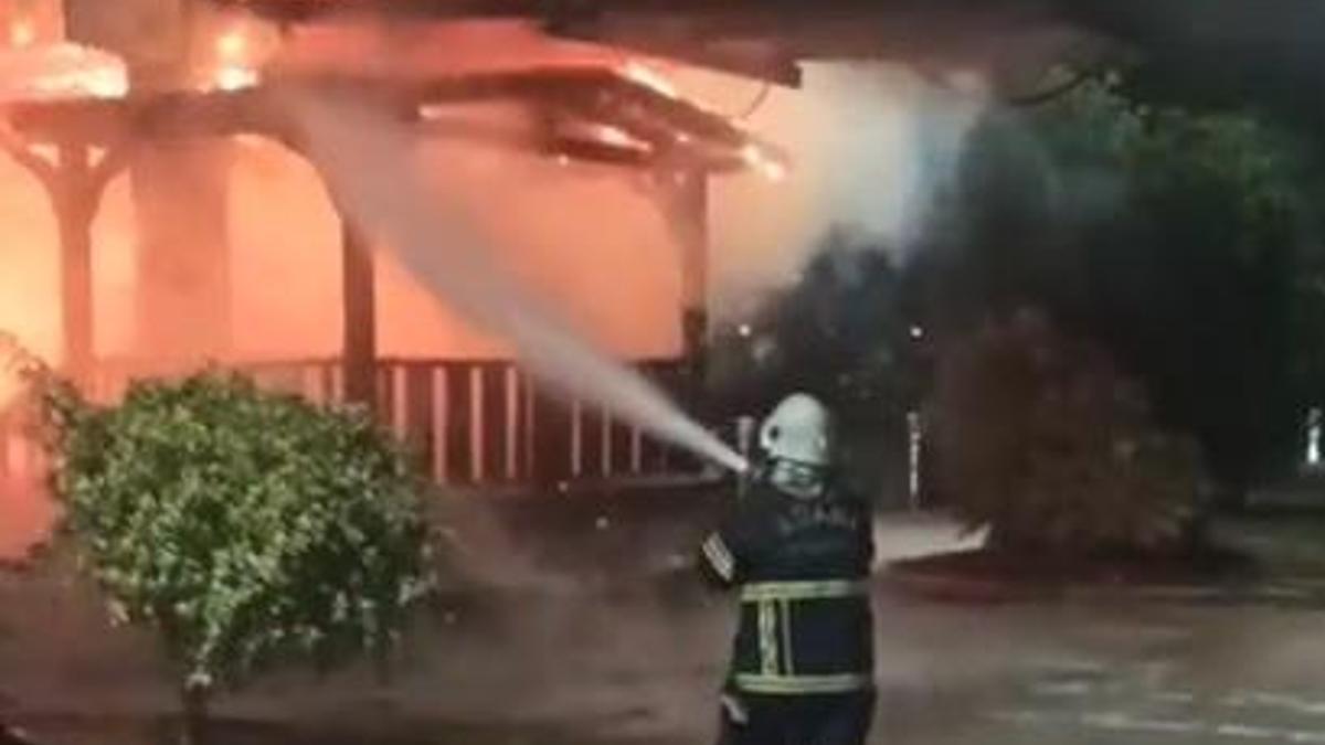 Adana’da Seyhan Nehri üzerindeki asma yaya köprüsünde yangın! Ekipler müdahale etti