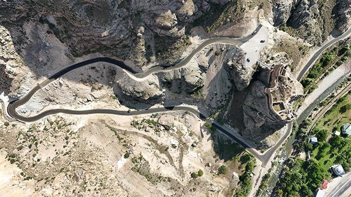 Bulutların arasında bir orta çağ mirası: Erzurum Engüzekkapı Kalesi ziyaretçilerini büyülüyor