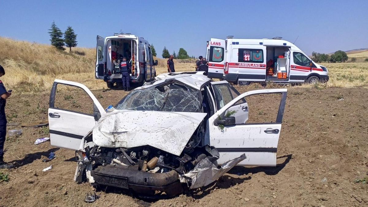 Kırıkkale'de otomobil tarlaya devrildi: 2 yaralı