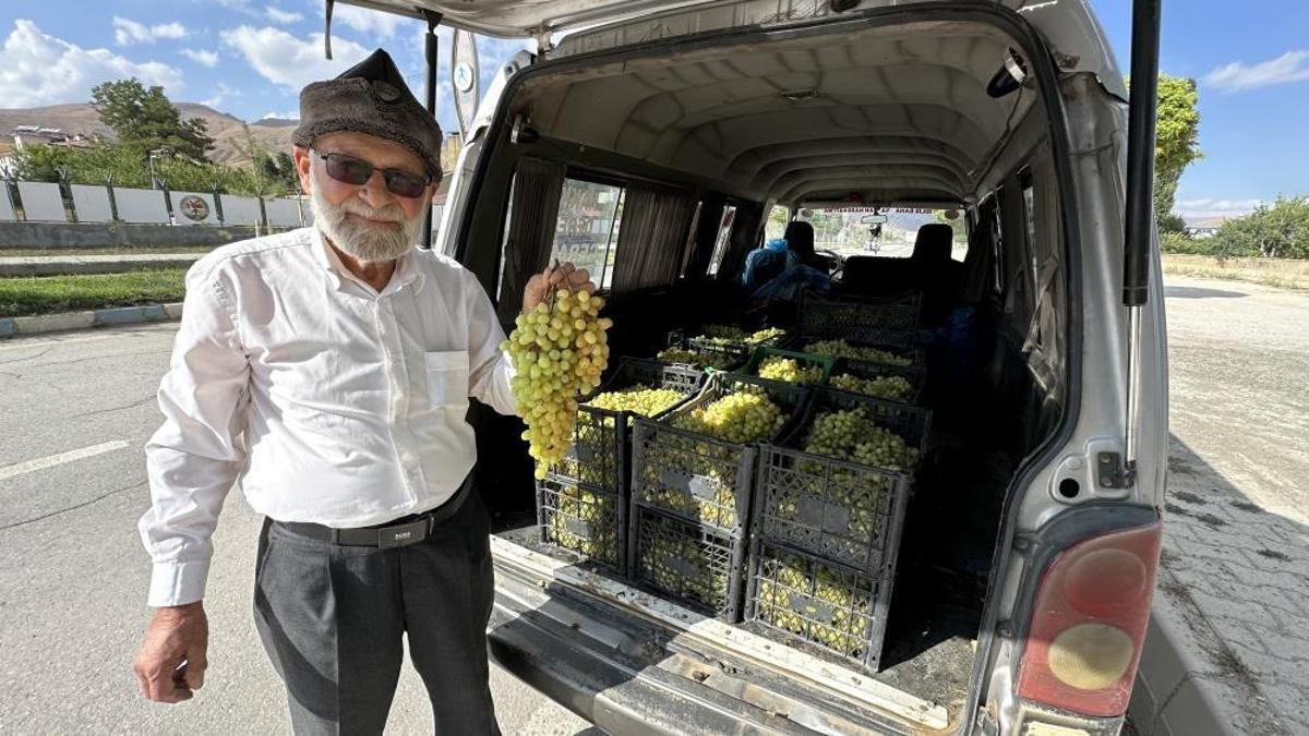 Türkiye'nin 'Elmacı Dede'si bu kez Yüksekova'daki Mehmetçik'in yüzünü güldürdü