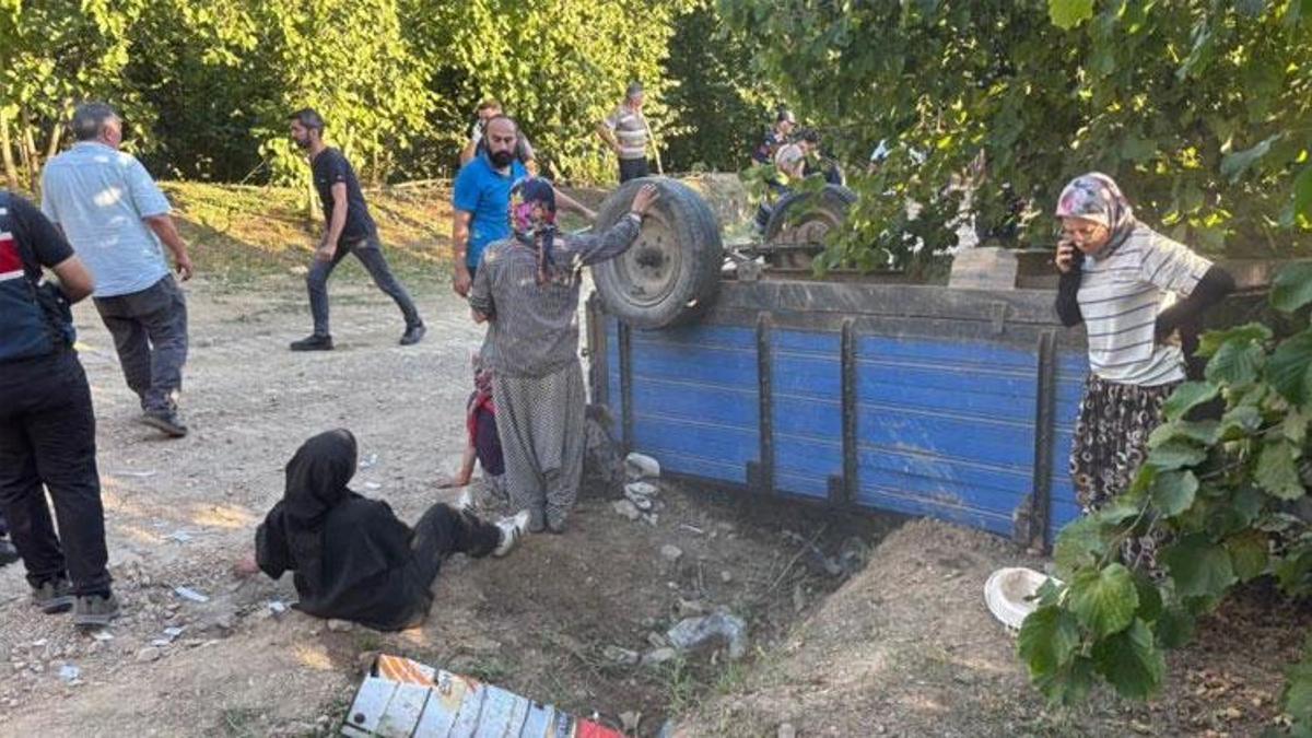 Hendek'te fındık işçilerini taşıyan traktör devrildi 18 kişi yaralandı