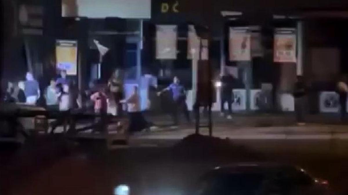 İki aile arasında çıkan taşlı, sopalı kavga kameraya böyle yansıdı