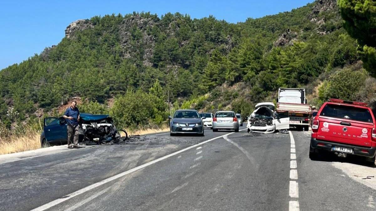 Otomobiller çarpıştı: 4 yaralı