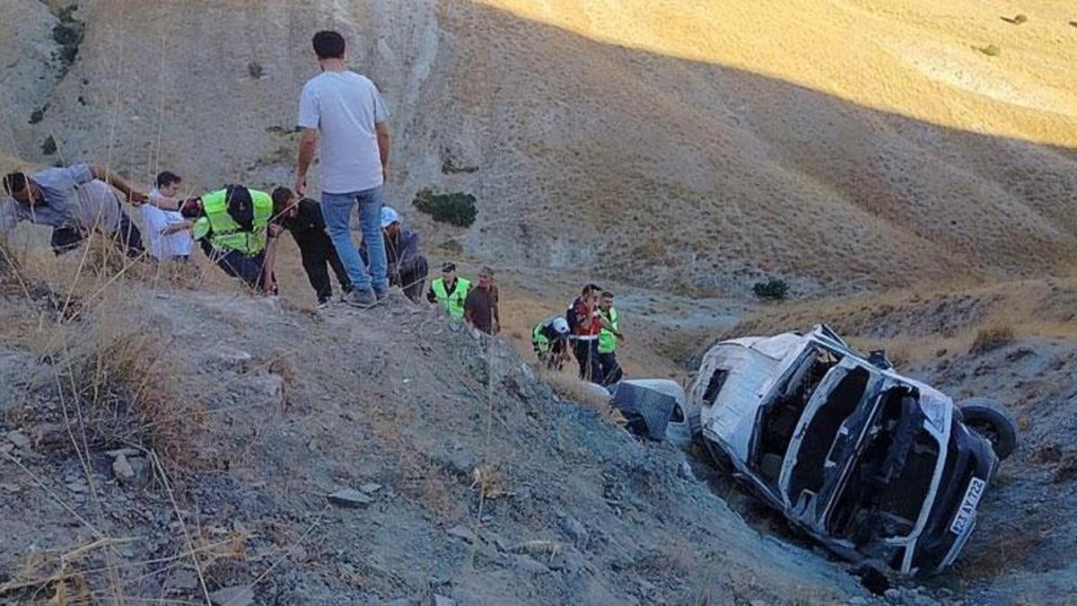 Minibüs uçuruma yuvarlandı 5’i ağır 13 işçi yaralandı